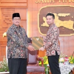 Wakil Gubernur Jawa Timur Emil Elestianto Dardak menyerahkan SPT Plt Bupati Bangkalan kepada Mohni.