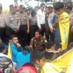 Kepala Kejaksaan Negeri Sampang, Adhi Prabowo (tengah) saat menemui massa dari PMII.