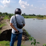 Hamparan tanaman padi yang terendam air akibat tanggul Sungai Kalasan di Desa Gampengrejo, Kecamatan Gampengrejo, Kabupaten Kediri jebol. (foto: MUJI HARJITA/ BANGSAONLINE)