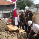 Kepala Dinas Perumahan dan Kawasan Permukiman Kabupaten Pasuruan Misbah Zunib saat peletakan batu pertama.