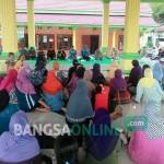 Suasana pertemuan Warga Dusun Balongrejo, Desa Pundong dengan perwakilan manajemen PT SUB, Rabu (5/10). Spanduk tanda protes yang dipasang warga di jalan dan sudut desa. foto: ROMZA/ BANGSAONLINE