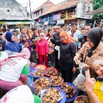 Para pengunjung dan pedagang pasar Pabean mengerubungi Khofifah Indar Parawansa