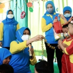 Bunda PAUD Kota Pasuruan Fatma Saifullah Yusuf saat menyapa anak-anak yang sedang asyik meronce, bermain balok, dan lego.