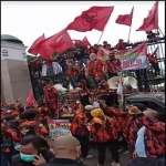 Sejumlah massa aksi dari Pemuda Pancasila saat demo mengenai ucapan Junimart Girsang yang dinilai tuai kontroversi.