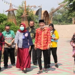 Wakil Bupati Bojonegoro, Budi Irawanto saat mengunjungi destinasi wisata Taman Pinggir Nggawan (TPG). (foto: ist).