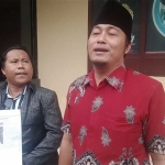 Kades Jangur, Lotvi bersama kuasa hukumnya muhammad Untung saat mengadukan pemilik akun Tiktok ke Polres Probolinggo Kota.