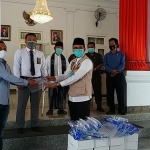 R. Abdul Latif Imron Amin saat menerima sumbangan APD berupa kacamata dan face shield dari H. Mohammad Imron Tahir di Pendopo Agung Bangkalan, Kamis (11/6/2020).