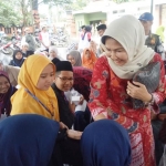 Wali Kota Batu Dewanti Rumpoko menyalami peserta Festival Anak Sholeh (FAS) ke XI.