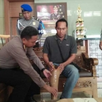 Kapolres Tuban AKBP Fadly Samad saat memasangkan kaki palsu Dodik Purwanto. foto: GUNAWAN WIHANDONO/ BANGSAONLINE