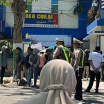 Massa aksi saat menggelar demo di Kantor Bea Cukai Madura.