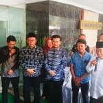 Waka Baznas Jatim, KH. Husnul Khuluq (empat dari kiri), bersama pengasuh sekaligus pendiri PP Amanatul Ummah, Prof. Dr. KH. Asep Saifuddin Chalim; Wakil Gubernur Jatim, Emil Elestianto Dardak, Rektor UINSA, Prof. Muzakki, dan beberapa tokoh agama, politisi, hingga pejabat Jatim. FOTO: YUDI A/BANGSAONLINE.