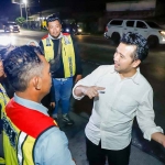 Plt Gubernur Jatim saat meninjau kondisi jalan nasional dan kesiapan JLU di Lamongan.