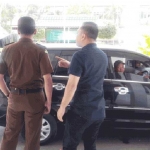 Petugas Kejagung saat memasukan BB yang disita di Dinkes Gresik ke mobil. Foto: SYUHUD A/BANGSAONLINE.