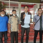 Sejumlah warga didampingi kuasa hukum saat mendatangi Pemkab Mojokerto dan menunjukkan surat keberatan. Foto: YUDI EKO PURNOMO/BANGSAONLINE
