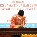 Wawali Mas Adi saat penandatangan Nota Kesepakatan (MoU) dengan BPIP Republik Indonesia, di Gedung Grahadi Surabaya, Kamis (28/07/2022).