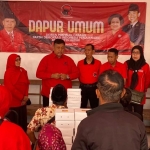 Jajaran pimpinan dan kader DPC PDIP Kabupaten Kediri saat akan membagikan nasi kotak dari dapur umum kepada warga. Foto: Ist.