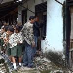 BERLUMUT. Selain rusak parah, tembok pada sekolah ini menghitam karena lumut. foto : haris/bangsaonline