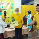 Ketua DPD Golkar Pasuruan Drs. Udik Djanuantoro, IR saat menyerahkan bingkisan lebaran secara simbolis kepada salah satu tokoh masyarakat.