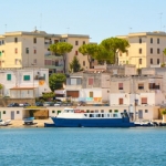 Kota pelabuhan Brindisi ditinggal penghuninya mengungsi, seperti kota mati. foto: theguardian