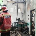 Salah satu rumah yang terbakar. foto: AKINA/ BANGSAONLINE