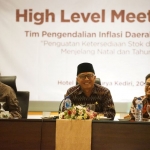  Kepala Kejaksaan Negeri Kota Kediri Raden Roro Theresia, Wakil Wali Kota Kediri, Gus Qowim (tengah) dan Kepala Perwakilan BI Kediri, Yayat Cadarajat. (Ist)