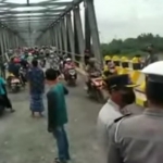 Petugas saat mengatur lalu lintas di Jembatan Glendeng, jalan penghubung Tuban-Bojonegoro.