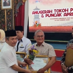 Sumaryanto atau yang lebih dikenal pendengar sebagai Mas Aryan saat menerima penghargaan di usia 62 tahun.