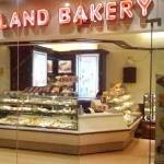 Salah satu outlet Holland Bakery tampak dari depan. Selain menjual, lokasi tesebut juga dijadikan tempat produksi.
