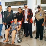 Lima warga Blitar saat tiba di bandara Juanda.