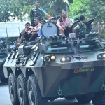 Defile kendaraan tempur saat penutupan TMMD di Lamongan. 