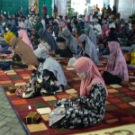 Para wali santri Madrasah Aliyah Amanatul Ummah saat mengikuti acara istighatsah yang dimpin Prof. Dr. KH. Asep Saifuddin Chalim, M.Ag., Kamis (3/7/2020) malam. foto: MMA/ bangsaonline.com 