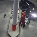 Rekaman CCTV saat oknum ASN Kecamatan Parengan sedang cekcok dengan petugas SPBU sebelum terjadi aksi kekerasan.