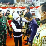 Gubernur Jawa Timur, Khofifah Indar Parawansa, dan KSAD, Jendral TNI Dudung Abdurahman, di GOR Pusponegoro, Gresik.