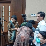 Istri Mangapul, Hakim Pengadilan Negeri (PN) Surabaya yang didakwa menerima suap terkait vonis bebas pelaku pembunuhan Gregorius Ronald Tannur, Marta Panggabean (kiri) usai memberikan keuntungan keterangan dugaan korupsi suaminya di Pengadilan Tipikor Jakarta Pusat, Selasa (7/1/2025). Foto: Kompas.com