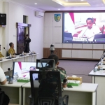 Bupati Kediri Hanindhito Himawan Pramana dan jajaran, saat mengikuti rakor secara virtual dengan Presiden Jokowi. foto: ist.