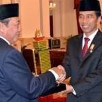 Bupati Tuban ketika menerima penghargaan Samkaryanugraha Parasamya Purnakarya Nugraha di istana negara. (Suwandi/BANGSAONLINE)