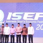 ?Gubernur Jatim Soekarwo dan Gubernur BI foto bersama Wakil Presiden Jusuf Kalla pada acara ISEF 4th Indonesia Shari