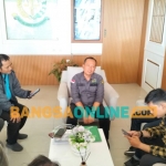 Kasi Intel Kejaksaan Negeri Bangil saat memberi keterangan kepada awak media. Foto: Andy Fachrudin/BANGSAONLINE