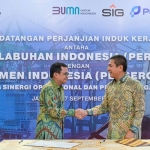 Direktur Utama SIG, Donny Arsal (kiri), dan Direktur Utama Pelindo, Arif Suhartono, usai penandatanganan perjanjian induk kerja sama. Foto: Ist