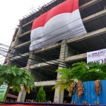 Bendera raksasa di lantai 9 SMAM 1 Taman. 