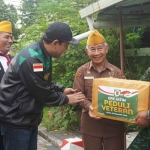 Ketua GPK Jawa Timur, Mujtahidur Ridho atau yang akrab disapa Gus Edo, saat memberi tali asih dengan menyambangi para veteran. Foto: Ist