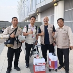 Abdul Aziz (kiri) bersama para petugas haji 2026 saat akan menyambut kedatangan jemaah di Bandara Madinah. Foto: MCH 2026.