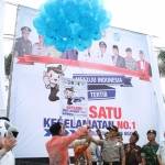 Foto bersama dalam rangka Menuju Indonesia tertib bersatu keselamatan no.1. foto :dya ayu wulansari/HARIAN BANGSA.