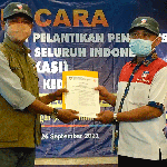 Ketua Umum Pengurus Provinsi Ikasi Jawa Timur, Ali Ruchi (kiri) saat menyerahkan SK kepada Ketua Umum Pengkot Ikasi Kota Kediri, Katino. Foto: MUJI HARJITA/ BANGSAONLINE.com