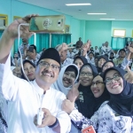 Para guru anggota PGRI Jatim tampak gembira sekali berswafoto bersama Gus Ipul