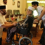 Bupati Kediri Hanindhito Himawan Pramana (kiri) ketika sowan ke Gus Din sebelum sakit dan wafat. foto: ist.