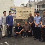 KH Cholil Nafis bersama warga Indonesia di Jepang dengan latar belakang pembangunan Masjid Indonesia di Jepang. Foto: istimewa