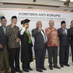 Gubernur Jatim Dr H Soekarwo bersama Prof. M Nuh dan Ketua KPK Agus Rahardjo saat menghadiri Rapat Senat Terbuka dan Orasi Ilmiah LUSTRUM 1 Universitas Nahdlatul Ulama surabaya di Tirta Graha PDAM Kota Surabaya.