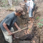 Mbah Priono saat bekerja membantu Satgas TMMD.