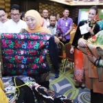 Khofifah saat meninjau booth salah satu pelaku usaha dalam misi dagang yang digelar tahun 2019 lalu.